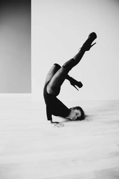Навичка Сучасного Танцюриста Партері Танцювальній Студії Контрастний Фон — стокове фото