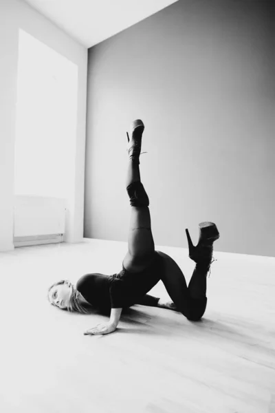 Danseuse Moderne Habile Sur Parter Dans Studio Danse Contexte Contrasté — Photo