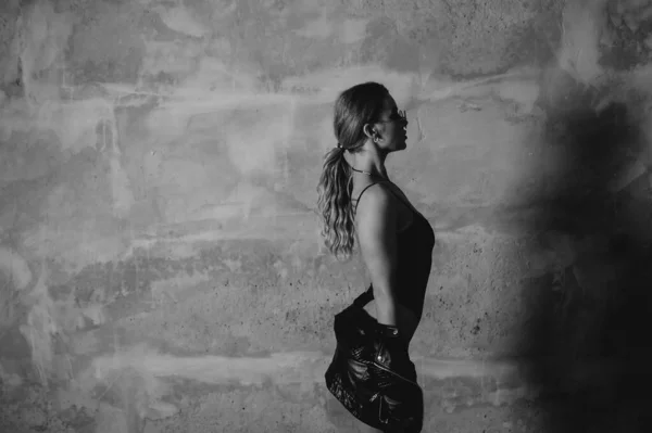 Femme Remise Forme Habile Portant Costume Noir Posant Dans Studio — Photo