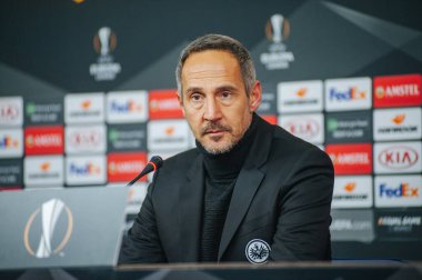 KHARKIV, UKRAINE - 14 Şubat 2019: Adi Hutter UEFA Avrupa Ligi Shakhtar Donetsk - Eintracht Frankfurt maçından sonra Metalist Stadyum 'da gazetecilere konuştu.