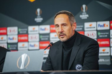 KHARKIV, UKRAINE - 14 Şubat 2019: Adi Hutter UEFA Avrupa Ligi Shakhtar Donetsk - Eintracht Frankfurt maçından sonra Metalist Stadyum 'da gazetecilere konuştu.