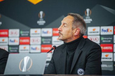 KHARKIV, UKRAINE - 14 Şubat 2019: Adi Hutter UEFA Avrupa Ligi Shakhtar Donetsk - Eintracht Frankfurt maçından sonra Metalist Stadyum 'da gazetecilere konuştu.