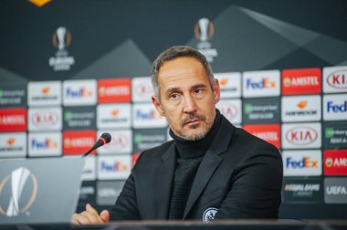 KHARKIV, UKRAINE - 14 Şubat 2019: Adi Hutter UEFA Avrupa Ligi Shakhtar Donetsk - Eintracht Frankfurt maçından sonra Metalist Stadyum 'da gazetecilere konuştu.