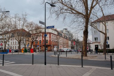 FRANKFURT, GERMANY - 22 Şubat 2019: Spring Street, şehir mimarisi, sakin yaşam