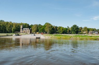 Dresden, Germamy - 2 Haziran 2019: Elbe kıyısındaki Dresden kasabasına giden Saksonya ve popüler feribot servisi