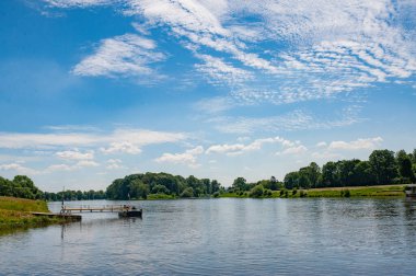 Dresden, Germamy - 2 Haziran 2019: Elbe kıyısındaki Dresden kasabasına giden Saksonya ve popüler feribot servisi