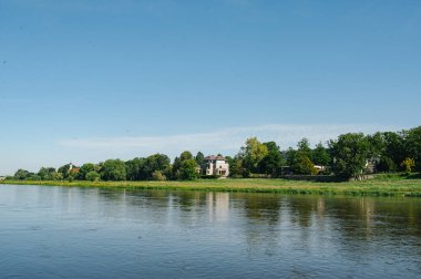 Mayıs 'ta Elba Nehri