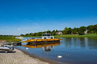Dresden, Germamy - 2 Haziran 2019: Elbe kıyısındaki Dresden kasabasına giden Saksonya ve popüler feribot servisi