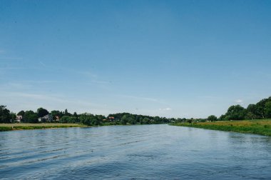 Mayıs 'ta Elba Nehri