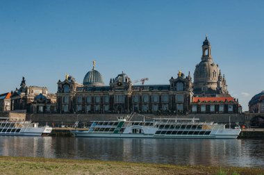 Dresden, Almanya - 2 Haziran 2019: Bruhl Terrace (Avrupa Balkonu) ve Elbe, Dresden, Saksonya, Almanya