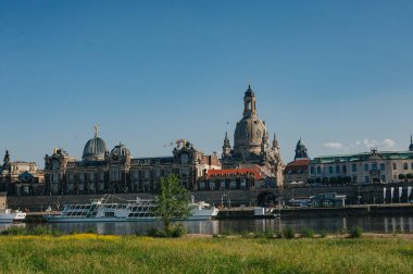Dresden, Almanya - 2 Haziran 2019: Bruhl Terrace (Avrupa Balkonu) ve Elbe, Dresden, Saksonya, Almanya