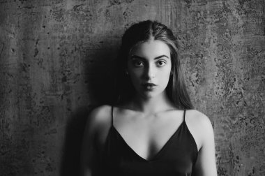 Çatı katındaki esmer kadının siyah beyaz portresi.