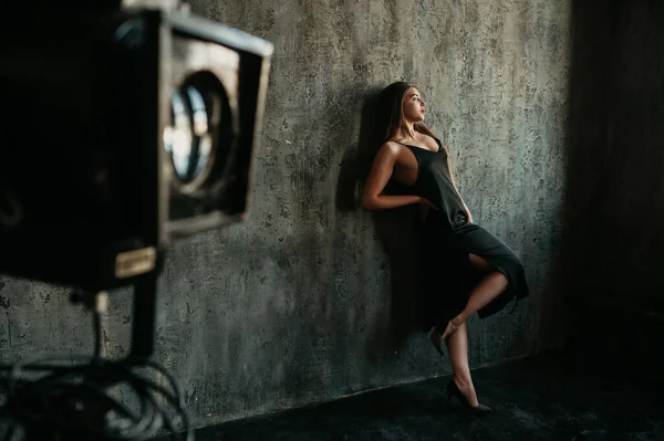 Retrato Mujer Morena Caucásica Vestida Con Vestido Negro Posando Estudio — Foto de Stock