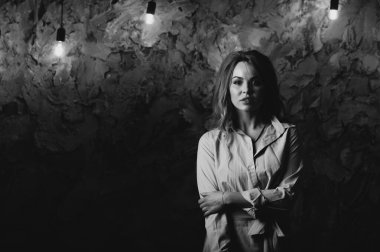 Çatı katındaki sevimli sarışın kız. Film fotoğrafı ve seçici odak.