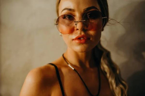 Den Förtjusande Blonda Tjejen Solglasögon Poserar Loft Studio Filmfoto Och — Stockfoto