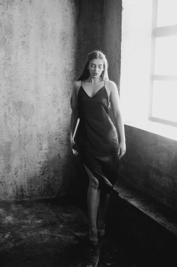 Çatı katındaki esmer kadının siyah beyaz portresi.