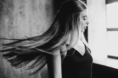 Çatı katındaki esmer kadının siyah beyaz portresi.