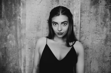 Çatı katındaki esmer kadının siyah beyaz portresi.