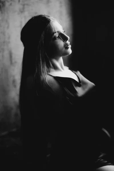 Ασπρόμαυρο Πορτραίτο Της Καυκάσιας Μελαχρινής Γυναίκας Στο Στούντιο Της Σοφίτας — Φωτογραφία Αρχείου