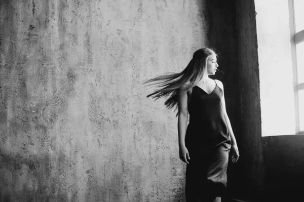 Portrait Noir Blanc Femme Brune Caucasienne Dans Studio Loft — Photo