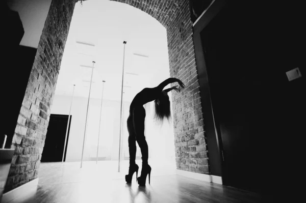 バレエスタジオでポーズをとる黒人ボディの女性バレエダンサー 芸術舞踊の概念 — ストック写真