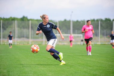 KHARKIV, UKRAINE - 31 Temmuz 2020: Kadın futbol maçı Zhilstroi-1 Voshod 'a karşı. Tecrit falan yok. Halka açık etkinliklere izin var. CV salgını sırasında Avrupa futbol maçı.