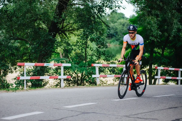 Kharkiv Ucrania Agosto 2020 Triatleta Ciclista Triatleta Que Monta Bicicleta —  Fotos de Stock