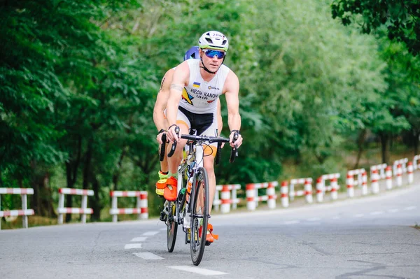 Kharkiv Ucrania Agosto 2020 Triatleta Ciclista Triatleta Que Monta Bicicleta — Foto de Stock