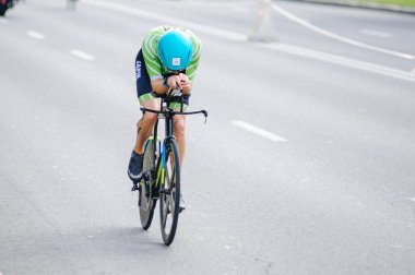 KHARKIV, UKRAINE - 2 Ağustos 2020 Demir Adam yarışması sırasında triatoncu bisikletli triatloncu bisikleti. Üç takım elbiseli ve kasklı bir bisiklet sporcusu. Halka açık etkinliklere izin var. CV salgını sırasında Avrupa sporu.