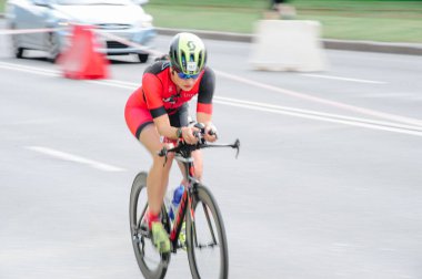 KHARKIV, UKRAINE - 2 Ağustos 2020 Demir Adam yarışması sırasında triatoncu bisikletli triatloncu bisikleti. Üç takım elbiseli ve kasklı bir bisiklet sporcusu. Halka açık etkinliklere izin var. CV salgını sırasında Avrupa sporu.