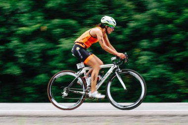 KHARKIV, UKRAINE - 2 Ağustos 2020 Demir Adam yarışması sırasında triatoncu bisikletli triatloncu bisikleti. Üç takım elbiseli ve kasklı bir bisiklet sporcusu. Halka açık etkinliklere izin var. CV salgını sırasında Avrupa sporu.