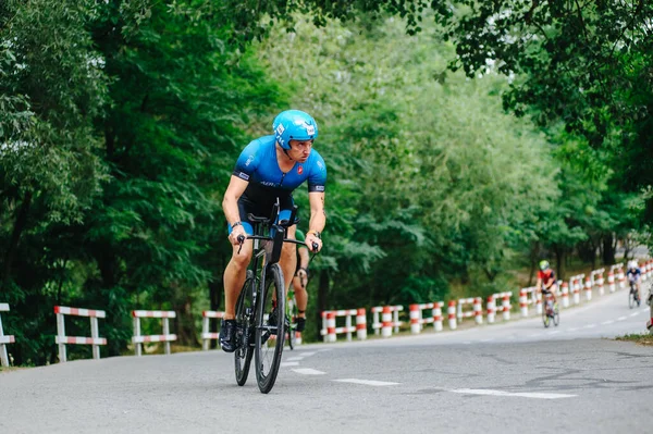 哈尔科夫 Kharkiv Ukraine 2020年8月2日 铁人三项赛中骑自行车的赛车手 公路自行车运动员身穿三人行服 头戴安全帽 公众活动是允许的 Cv大流行期间的欧洲体育运动 — 图库照片