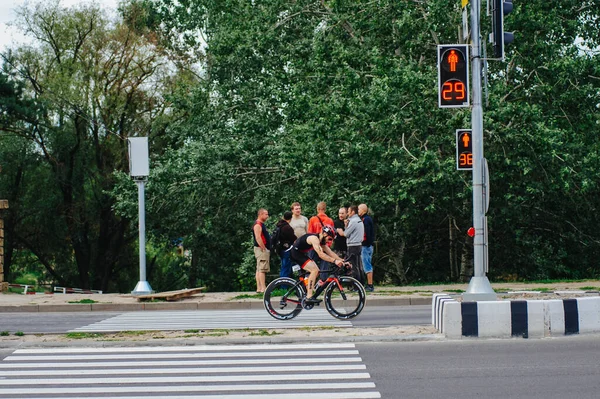 Kharkiv Ukraine Août 2020 Triathon Cycliste Cycliste Triathlète Moto Course — Photo