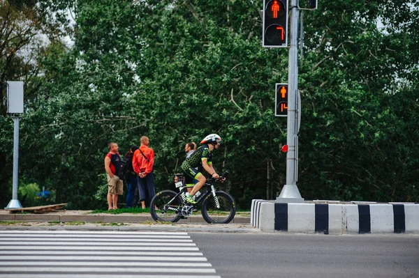Kharkiv Ukraine Août 2020 Triathon Cycliste Cycliste Triathlète Moto Course — Photo
