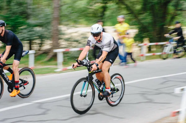 Kharkiv Ukraine Août 2020 Triathon Cycliste Cycliste Triathlète Moto Course — Photo