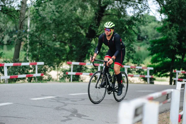 Kharkiv Ukraine 2020年8月2日 アイアンマン競技中に自転車に乗るトライアスン自転車選手 トライスーツとヘルメットのロードサイクリング選手 公開イベントが許可されます Cvパンデミック時のヨーロッパスポーツ — ストック写真