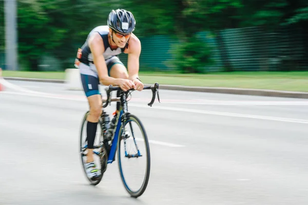 Kharkiv Ukraine Agosto 2020 Triathon Ciclista Triatleta Ciclista Bicicleta Corrida — Fotografia de Stock