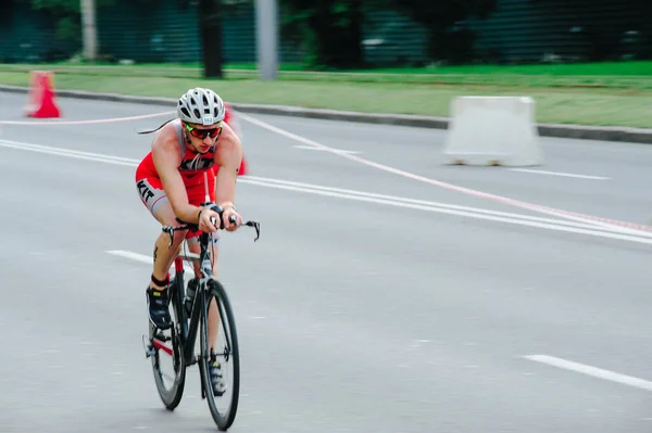 Kharkiv Ukraine Agosto 2020 Triathon Ciclista Triatleta Ciclista Bicicleta Corrida — Fotografia de Stock