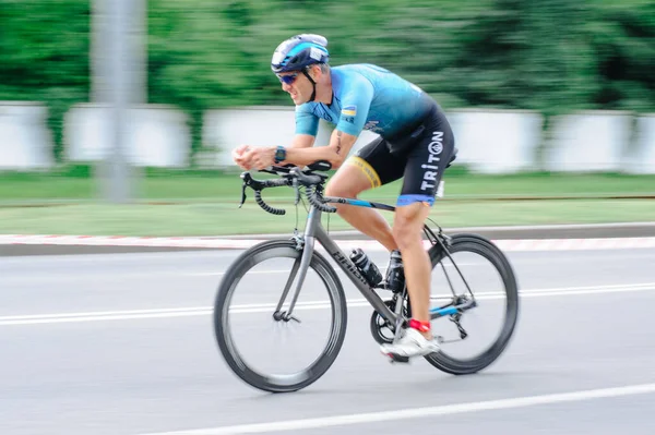 Kharkiv Ukraine Srpna 2020 Triaton Cyklista Triatlonista Závodní Kolo Během — Stock fotografie