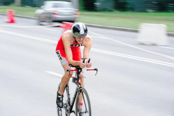 Kharkiv Ukraine 2020年8月2日 アイアンマン競技中に自転車に乗るトライアスン自転車選手 トライスーツとヘルメットのロードサイクリング選手 公開イベントが許可されます Cvパンデミック時のヨーロッパスポーツ — ストック写真