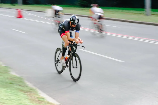Kharkiv Ukraine 2020年8月2日 アイアンマン競技中に自転車に乗るトライアスン自転車選手 トライスーツとヘルメットのロードサイクリング選手 公開イベントが許可されます Cvパンデミック時のヨーロッパスポーツ — ストック写真