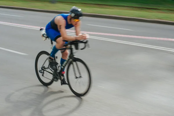 Kharkiv Ukraine Août 2020 Triathon Cycliste Cycliste Triathlète Moto Course — Photo