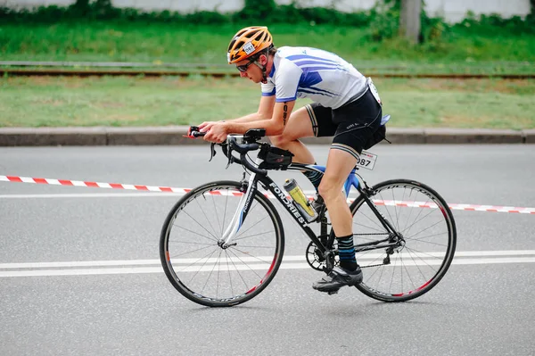 哈尔科夫 Kharkiv Ukraine 2020年8月2日 铁人三项赛中骑自行车的赛车手 公路自行车运动员身穿三人行服 头戴安全帽 公众活动是允许的 Cv大流行期间的欧洲体育运动 — 图库照片