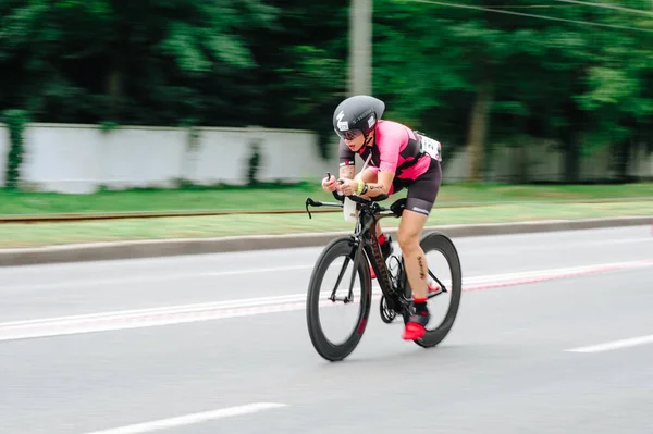 Kharkiv Ukraine 2020年8月2日 アイアンマン競技中に自転車に乗るトライアスン自転車選手 トライスーツとヘルメットのロードサイクリング選手 公開イベントが許可されます Cvパンデミック時のヨーロッパスポーツ — ストック写真