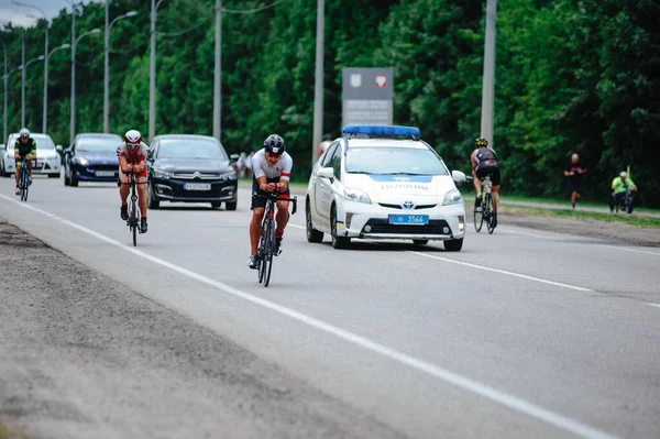 Kharkiv Ukraine Août 2020 Triathon Cycliste Cycliste Triathlète Moto Course — Photo