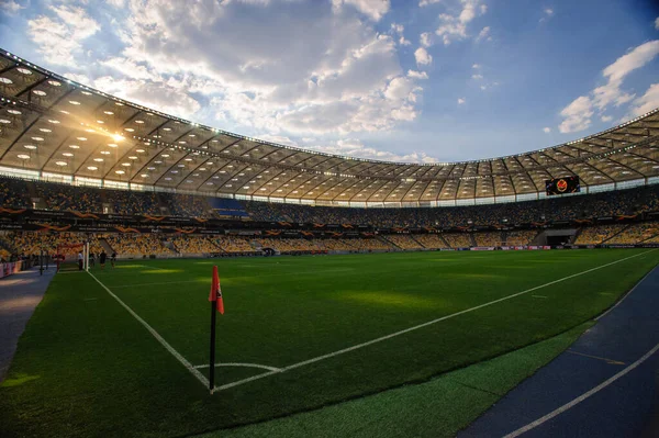 KHARKIV, UKRAINE - 5 Ağustos 2020: Ulusal Olimpiyat Spor Kompleksi. NSC OLMPIYSKIY. Halka açık etkinliklere izin var. CV salgını sırasında Avrupa sporu.