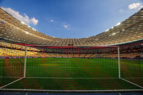 KHARKIV, UKRAINE - 5 Ağustos 2020: Ulusal Olimpiyat Spor Kompleksi. NSC OLMPIYSKIY. Halka açık etkinliklere izin var. CV salgını sırasında Avrupa sporu.
