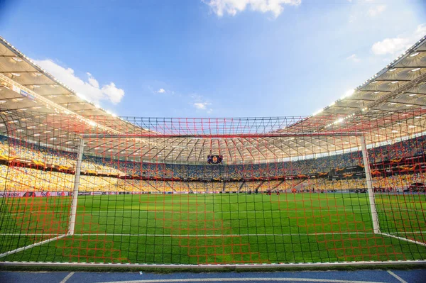 KHARKIV, UKRAINE - 5 Ağustos 2020: Ulusal Olimpiyat Spor Kompleksi. NSC OLMPIYSKIY. Halka açık etkinliklere izin var. CV salgını sırasında Avrupa sporu.
