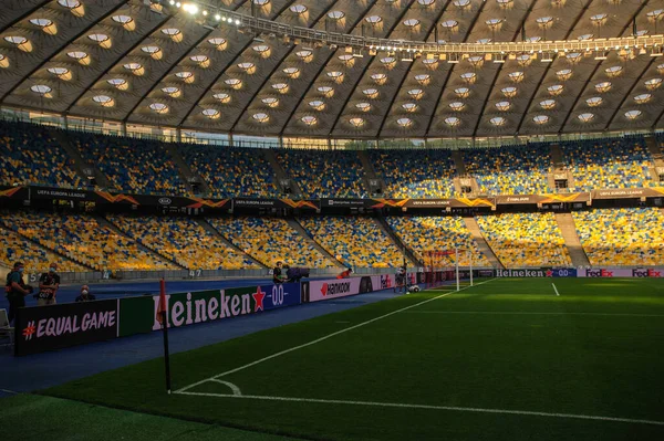 KHARKIV, UKRAINE - 5 Ağustos 2020: Ulusal Olimpiyat Spor Kompleksi. NSC OLMPIYSKIY. Halka açık etkinliklere izin var. CV salgını sırasında Avrupa sporu.