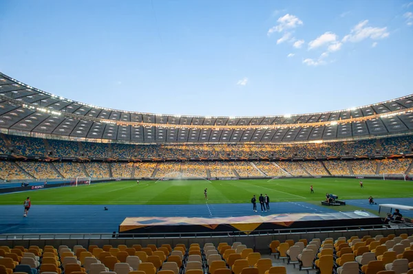 KHARKIV, UKRAINE - 5 Ağustos 2020: Ulusal Olimpiyat Spor Kompleksi. NSC OLMPIYSKIY. Halka açık etkinliklere izin var. CV salgını sırasında Avrupa sporu.